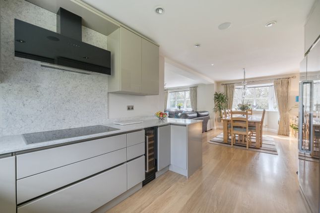 35, Woodcock Court, Reading photo 4