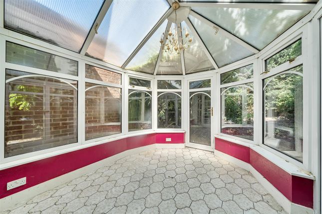 90, Cardinal Avenue, Kingston Upon Thames photo 4