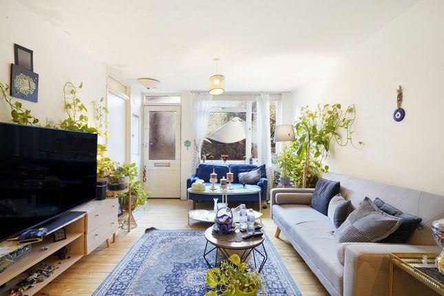 35 More Close, St Pauls Court, London photo 3