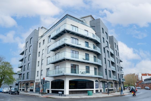 Flat to rent in Royal Crescent Road, Ocean Village, Southampton