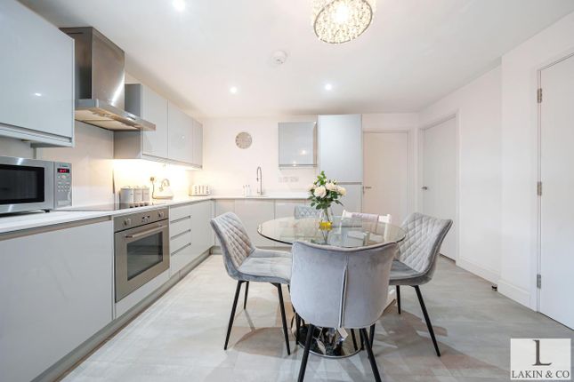 Swakeleys Road, Ickenham photo 4