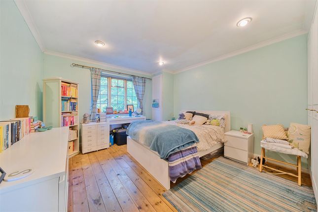 1 Warren Road Bedroom 2.Jpg