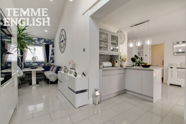 7 Mapleleaf Gardens, Wickford photo 4