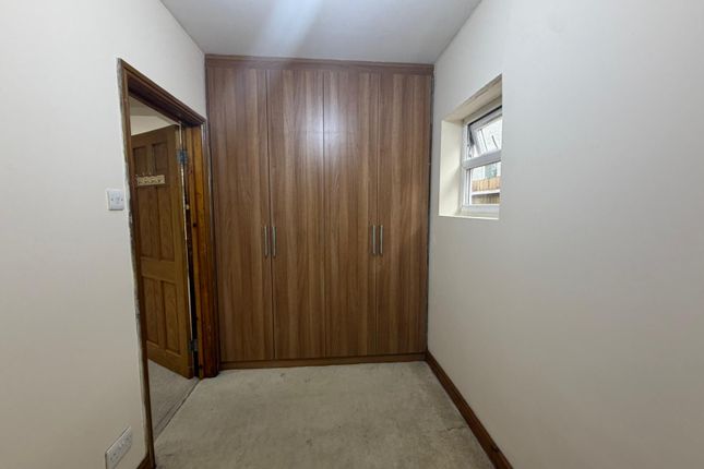 Fern Lane, Hounslow photo 5