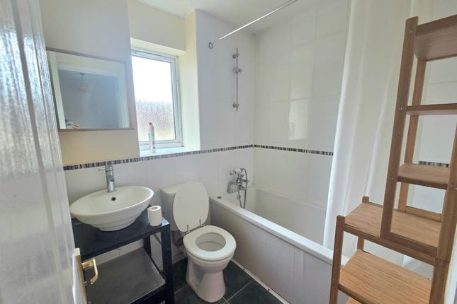 28, Cwrt Nant Y Felin, Caerphilly photo 4