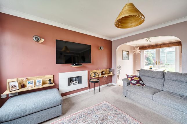 2, Willow Way, Bridport photo 3