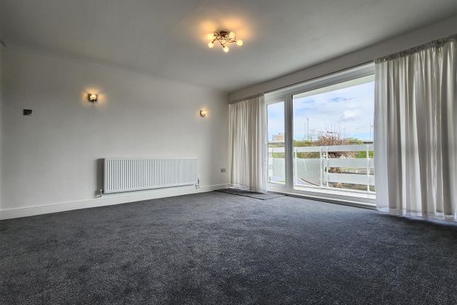 Flat to rent in Royston Gardens, Ilford