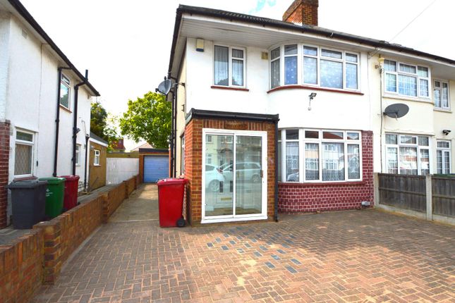 Detached house to rent in Cranbourne Road, Slough, Berkshire