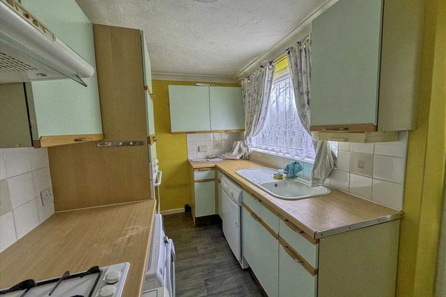 39, Woodside, Walton on the naze photo 5