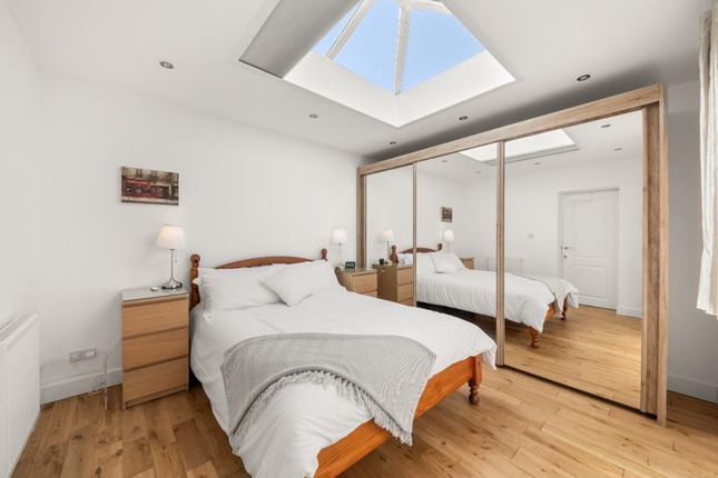 2, Bentley Close, London photo 4