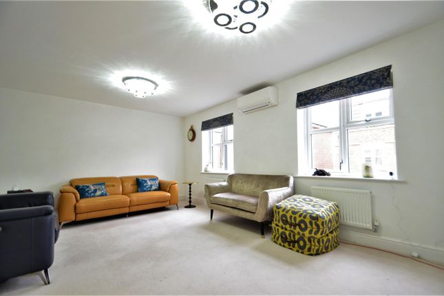 13, Truesdales, Ickenham photo 3