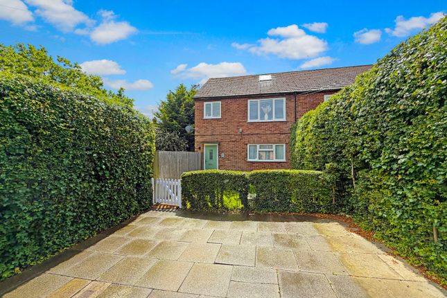 Studio flat on 2a, Longwood Lane, Amersham, £359,950