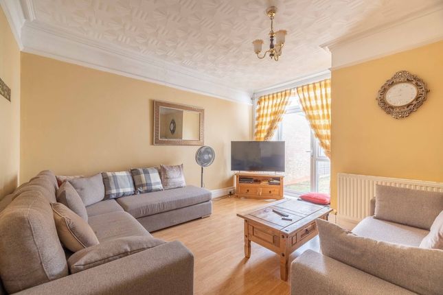 31, Dolphin Road, Slough photo 4