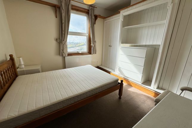32, Southampton photo 3