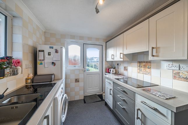14, Greenfield Avenue, Hertfordshire photo 2