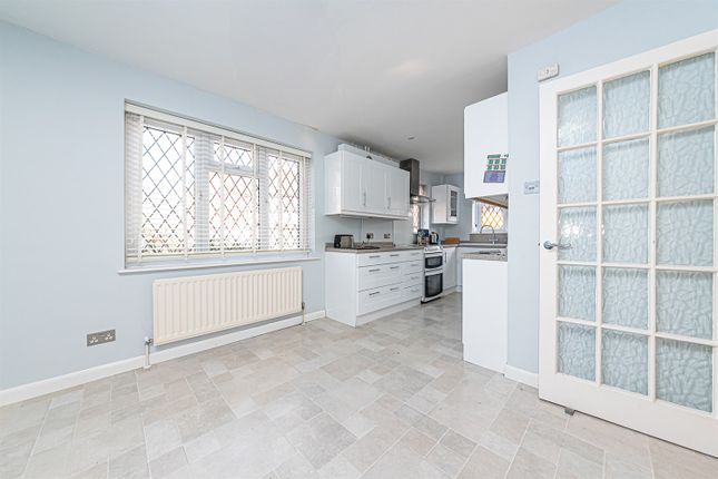 1 Medway Close, Woosehill, Wokingham photo 4
