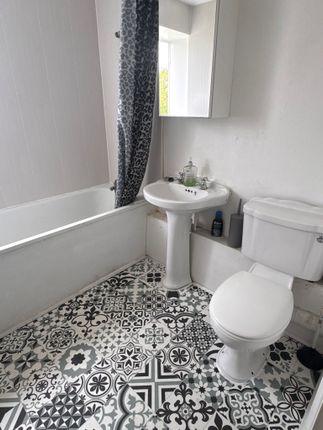 21, Blossom Close, Ealing photo 5