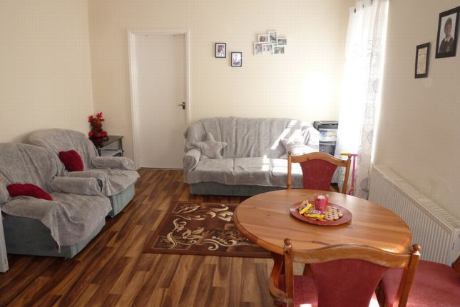 Flat to rent in Old Bedford Road, Luton