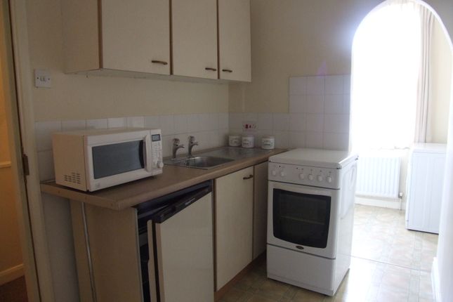 Flat 2, 19, Sandhurst Place, Leeds photo 3