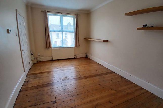 Flat 2, 2, St Johns Terrace Road, Redhill photo 3