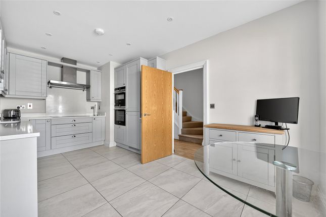 4, Boxwood Grove, Woking photo 4