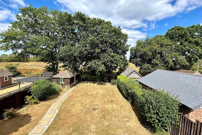 16, Beverley Gardens, Bursledon photo 2