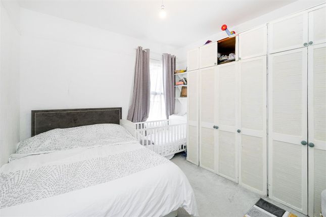 Flat for sale in St. Albans Crescent, Woodford Green