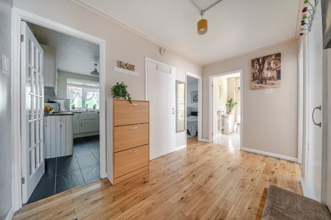 2, Tina Court, Catford photo 4