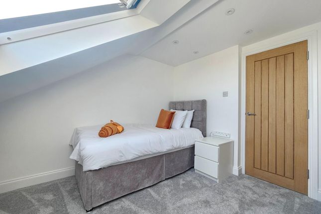 Town house to rent in Hamilton Road, London