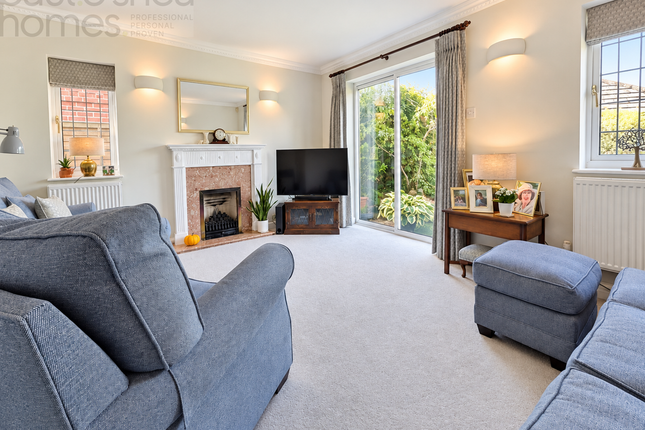 16 Catlin Gardens, Godstone photo 4
