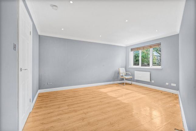 96, Norbury Avenue, Hertfordshire photo 2