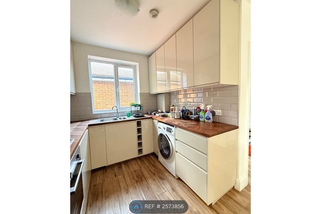 Flat B, Roehampton Vale, London photo 2