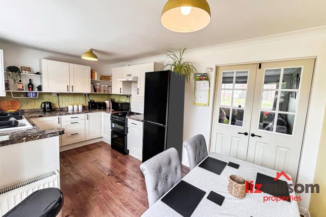 17, Oversetts Court, Swadlincote photo 2