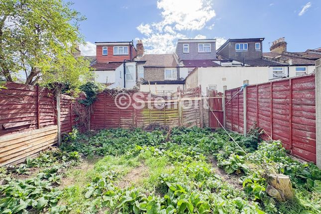 132 Kitchener Road, London photo 3