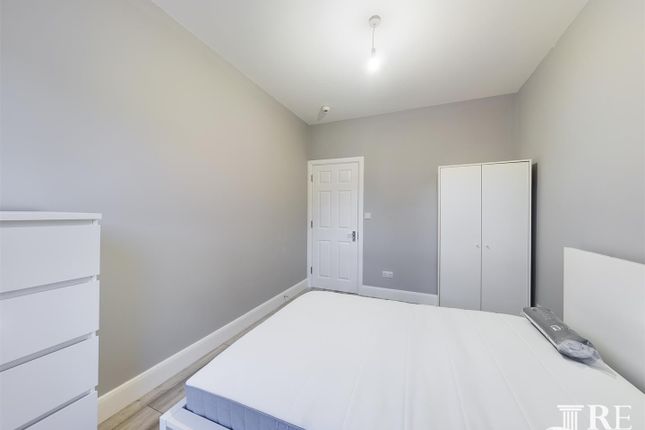 Room 3, F/F Flat 36, Beaconsfield Road, London photo 2