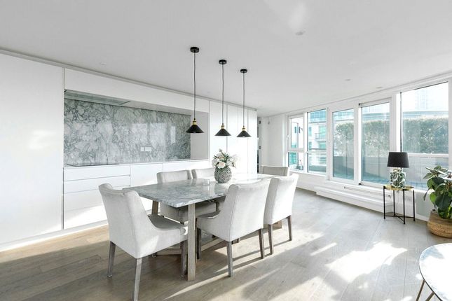 Flat for sale in Bridge House, St George Wharf, London