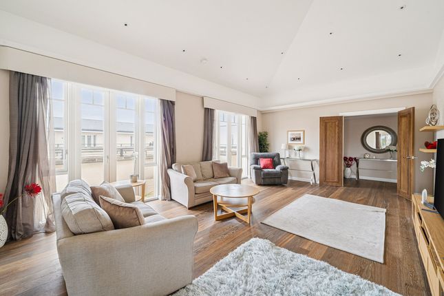 Flat 45, 102, Carnwath Road, London photo 3