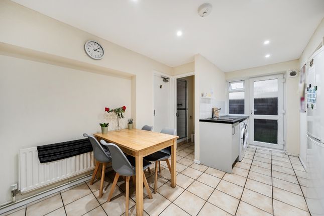 33, Chesters, Surrey photo 2