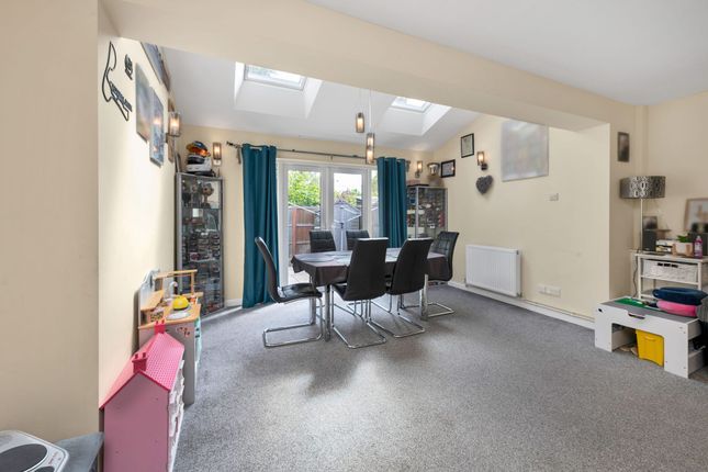 37 Flambards Close, Royston photo 2