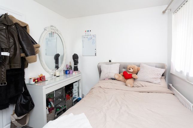 Flat for sale in Comet Close, Watford, Hertfordshire