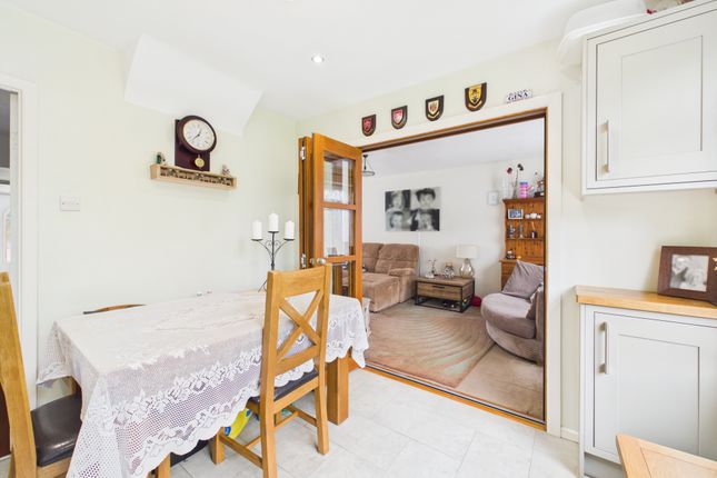 52 Kingsley Crescent, High Wycombe photo 4
