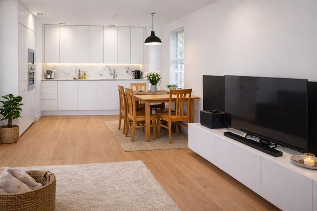 Flat Flat 3, 54, Creffield Road, London photo 4