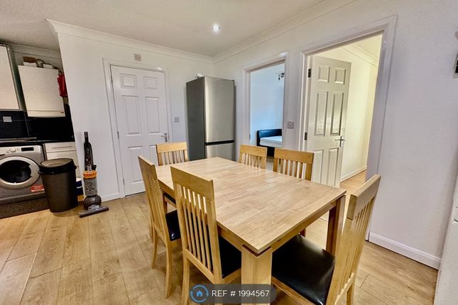 Flat to rent in The Approach, Acton