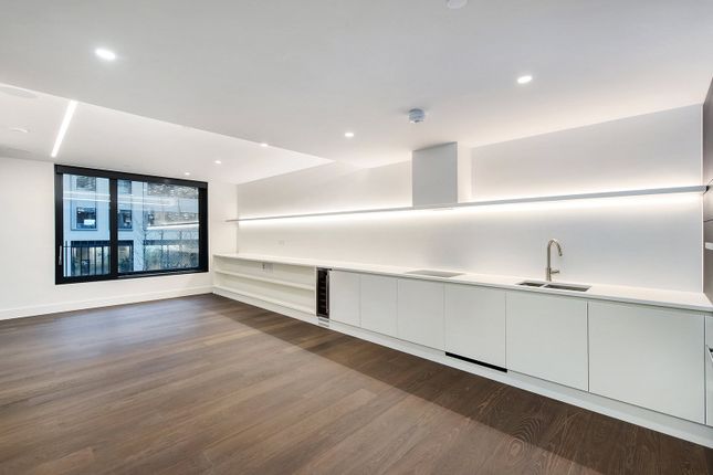 Flat to rent in Rathbone Place, Fitzrovia