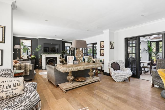 6, Drakes Close, Esher photo 3