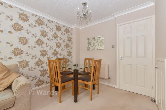 29, Peregrine Close, Hythe photo 4