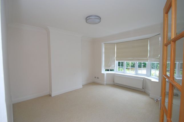 28, Holtspur Top Lane, Buckinghamshire photo 2