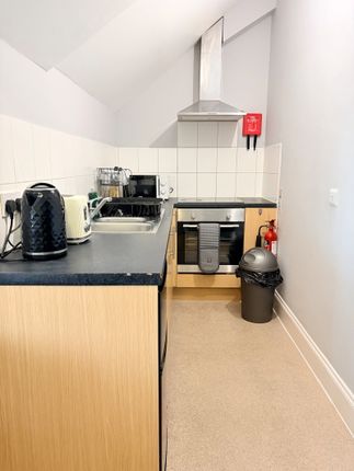 Flat 10 Parkview, 1-3 Ashdown Road, Epsom photo 5