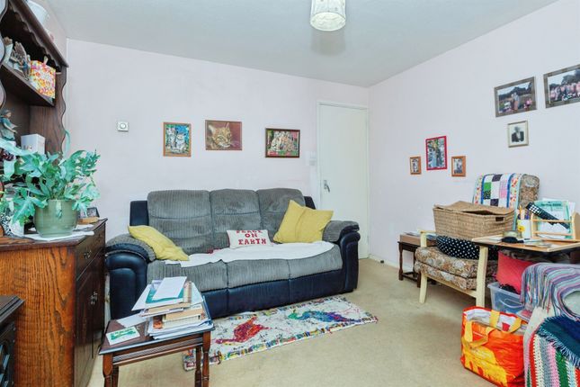 74, Cross Hedge Close, Leicester photo 2