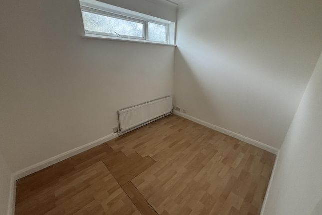 Flat 4, Ashford Court, Whitehorse Lane, London photo 4